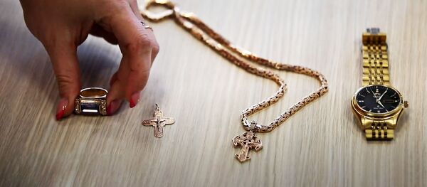 Обыски по делу о краже денег и украшений в Клайпеде показали на видео Обыски по делу о краже денег и украшений в Клайпеде показали на видео - Sputnik Литва