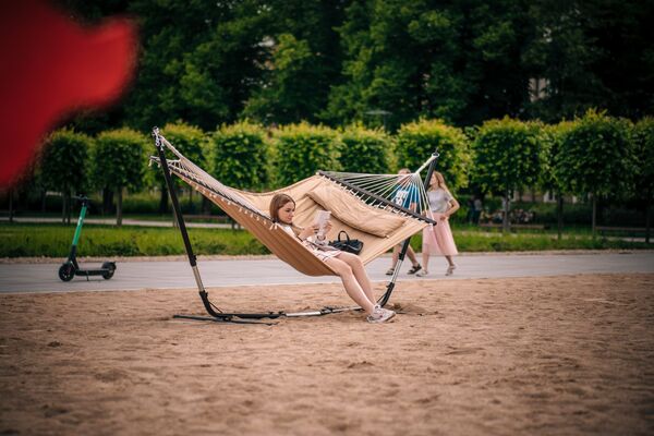 Dirbtinio paplūdimio atidarymas Lukiškių aikštėje tapo vaidų objektu Dirbtinio paplūdimio atidarymas Lukiškių aikštėje tapo vaidų objektu - Sputnik Lietuva