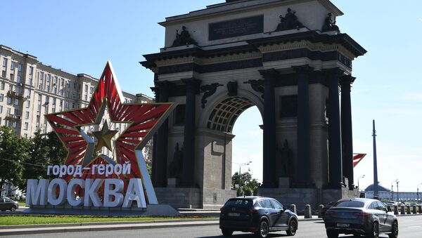 Звезда с надписью город-герой Москва у Триумфальной арки на Кутузовском проспекте в Москве - Sputnik Lietuva