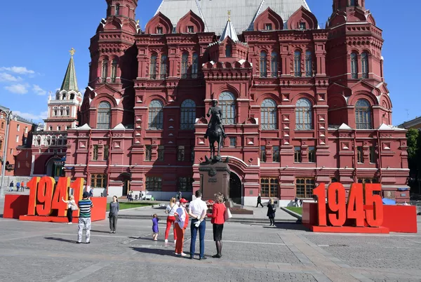 Украшение перед памятником маршалу Георгию Жукову у Исторического музея в Москве - Sputnik Lietuva