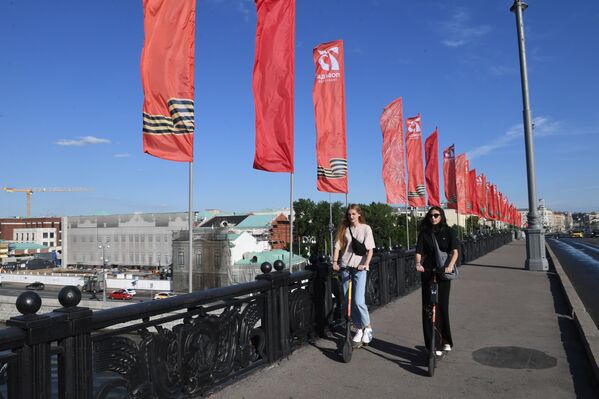 Девушки на самокатах на Большом Каменном Мосту в Москве - Sputnik Lietuva