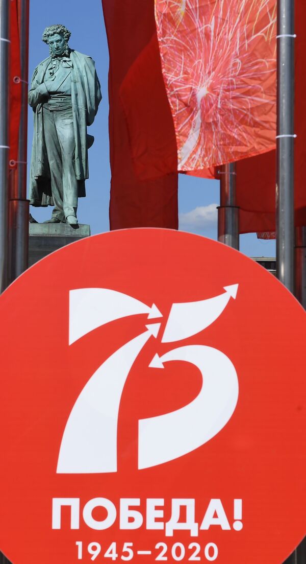 Флаги и логотип Победа-75 на фоне памятника Пушкину на Пушкинской площади в Москве - Sputnik Lietuva