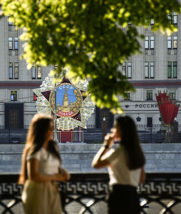 Декорация в виде Ордена Победы у здания Министерства обороны в Москве - Sputnik Lietuva