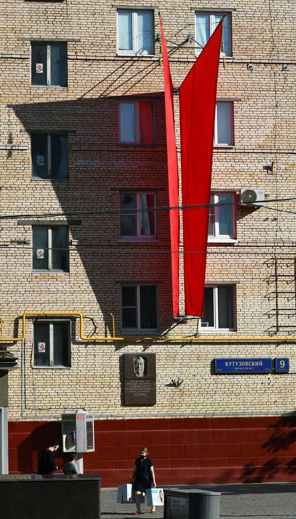 Флаги на стене жилого дома на Кутузовском проспекте в Москве - Sputnik Lietuva