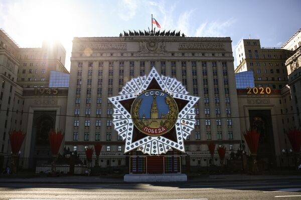 Декорация в виде Ордена Победы у здания Министерства обороны в Москве - Sputnik Lietuva