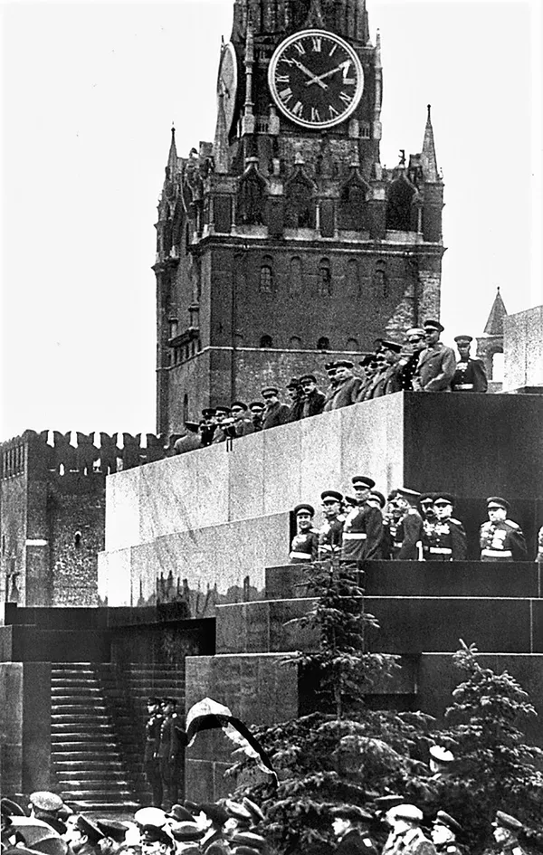 Трибуна Мавзолея Ленина во время Парада Победы на Красной площади 24 июня 1945 года Трибуна Мавзолея Ленина во время Парада Победы на Красной площади 24 июня 1945 года - Sputnik Lietuva