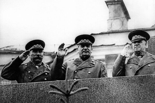 Генеральный секретарь ЦК ВКП(б)/КПСС Иосиф Сталин на трибуне во время Парада Победы на Красной площади 24 июня 1945 года - Sputnik Lietuva