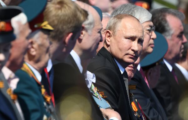 Президент РФ Владимир Путин на военном параде в ознаменование 75-летия Победы на Красной площади - Sputnik Литва