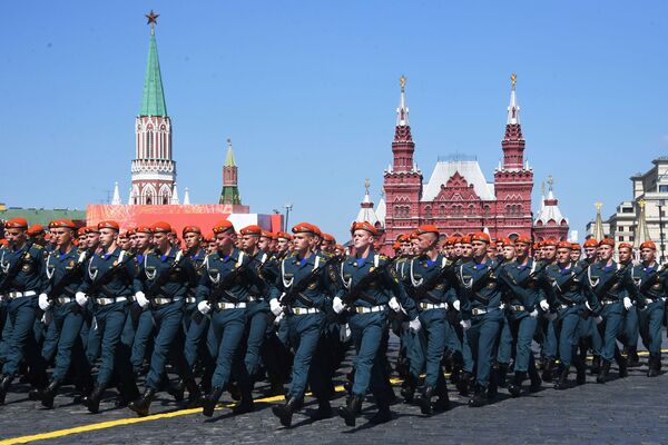 Военнослужащие парадных расчетов во время военного парада Победы на Красной площади - Sputnik Литва