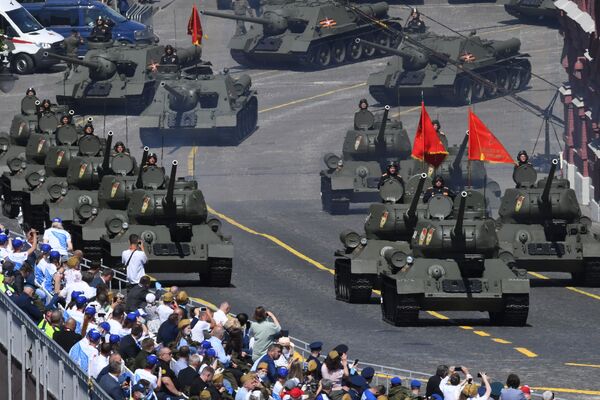 Танки Т-34-85 во время военного парада Победы на Красной площади - Sputnik Литва