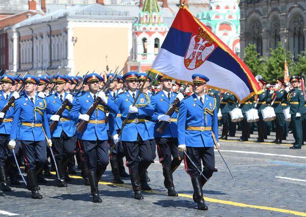 Парадный расчет армии Сербии во время военного парада Победы в Москве - Sputnik Литва