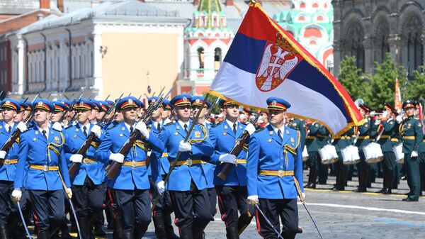 Парадный расчет армии Сербии во время военного парада Победы в Москве - Sputnik Литва