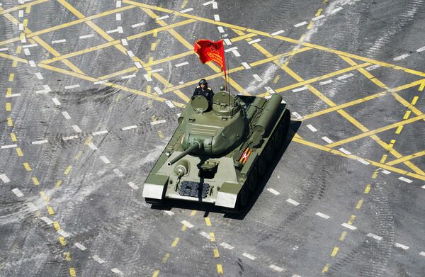Танк Т-34-85 во время военного парада Победы - Sputnik Литва