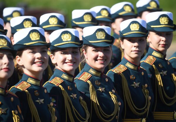 Военнослужащие парадных расчетов перед началом военного парада на Красной площади в Москве - Sputnik Литва