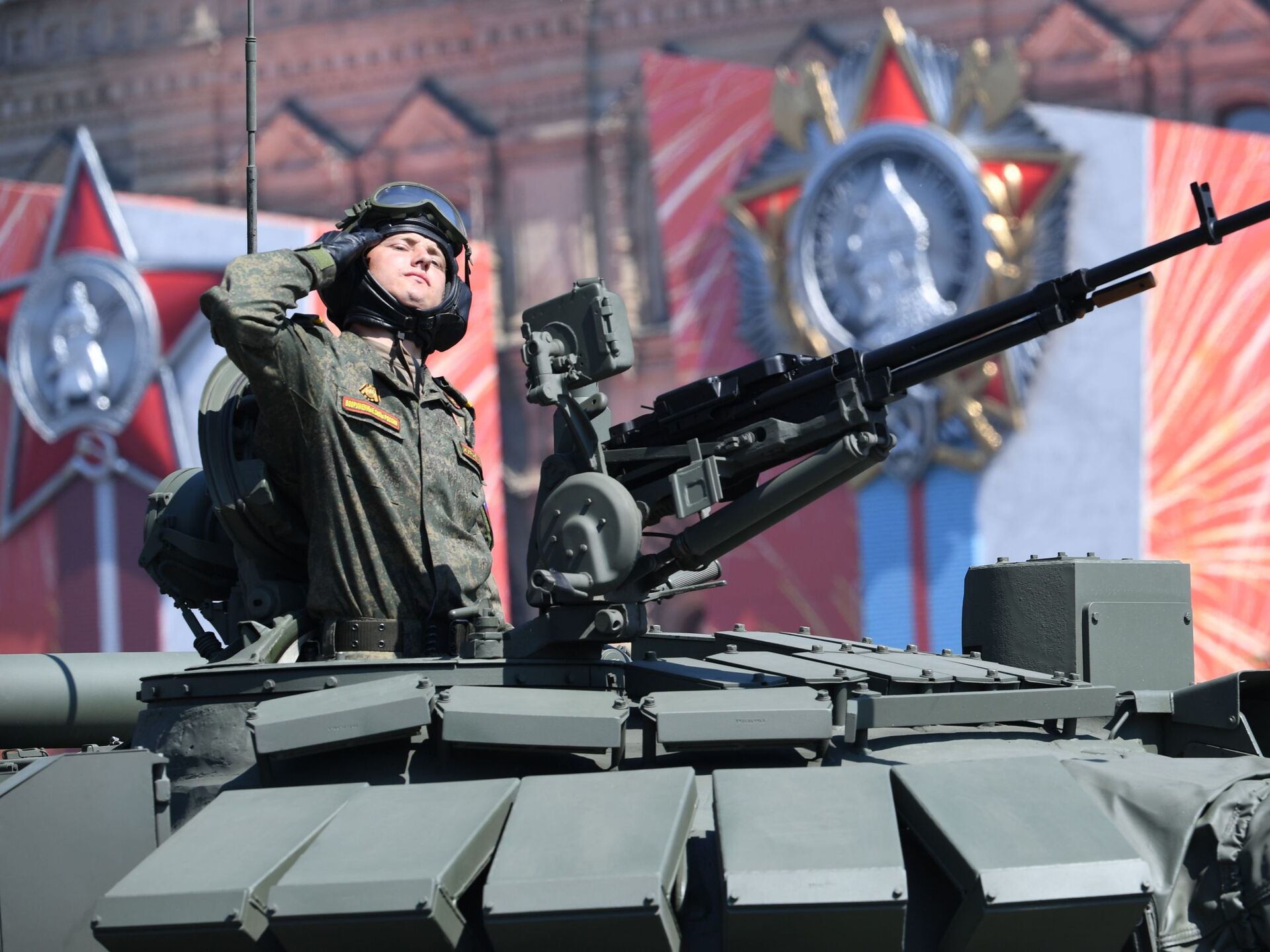 9 мая прямой эфир. Военный парад Победы Москва 2021. Парад Победы 9 мая 2021. Парад в Москве. Танкисты на параде.