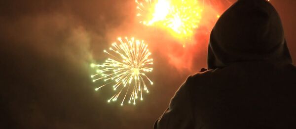 Тысячи залпов праздничного салюта в честь 75-летия Победы озарили небо российских городов - Sputnik Литва