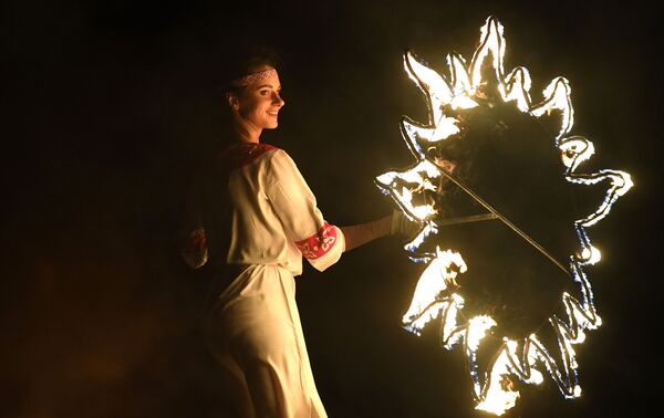 Девушка во время праздника Ивана Купалы - Sputnik Литва