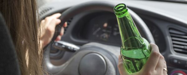 Женщина за рулем с бутылкой пива, архивное фото - Sputnik Литва