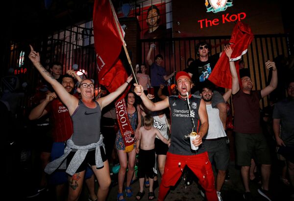 Raudonieji grįžo! Po 30 metų Liverpulis užėmė Anglijos čempiono vardą Raudonieji grįžo! Po 30 metų Liverpulis užėmė Anglijos čempiono vardą - Sputnik Lietuva