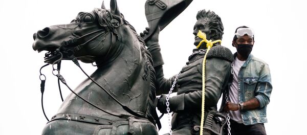 Протестующие во время попытки снести памятник президенту США Эндрю Джексону в Вашингтоне Протестующие во время попытки снести памятник президенту США Эндрю Джексону в Вашингтоне - Sputnik Lietuva