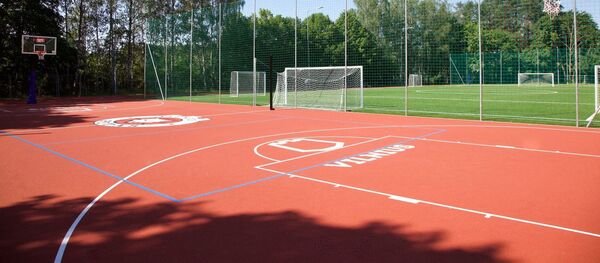 Ąžuolyno progimnazijos stadionas Ąžuolyno progimnazijos stadionas - Sputnik Lietuva