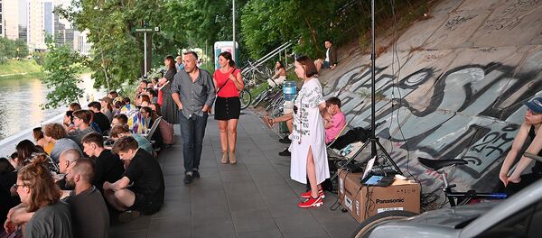 Летний кинотеатр под мостом Любарто в Вильнюсе Летний кинотеатр под мостом Любарто в Вильнюсе - Sputnik Lietuva