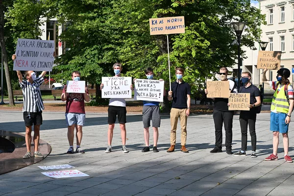 Молодежный флешмоб против протестов в Вильнюсе Молодежный флешмоб против протестов в Вильнюсе - Sputnik Lietuva
