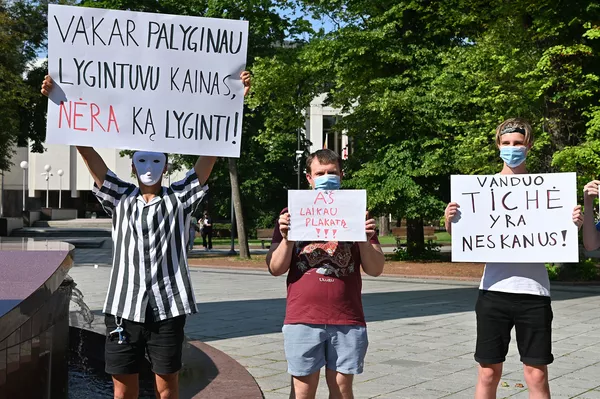 Молодежный флешмоб против протестов в Вильнюсе Молодежный флешмоб против протестов в Вильнюсе - Sputnik Lietuva
