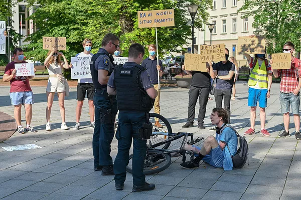 Молодежный флешмоб против протестов в Вильнюсе Молодежный флешмоб против протестов в Вильнюсе - Sputnik Lietuva