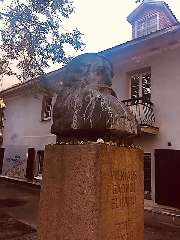 Vilniuje išniekinti du žydų paminklai Vilniuje išniekinti du žydų paminklai - Sputnik Lietuva