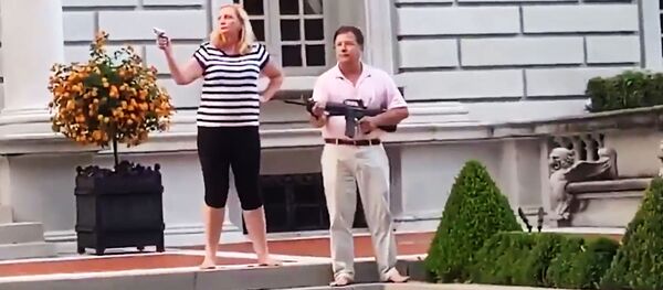 Pora iš JAV atbaido demonstrantus su ginklais rankose — video Pora iš JAV atbaido demonstrantus su ginklais rankose — video - Sputnik Lietuva