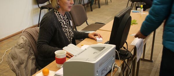 Председатель участковой комиссии вводит данные в единую электронную систему ЦИК - Sputnik Литва