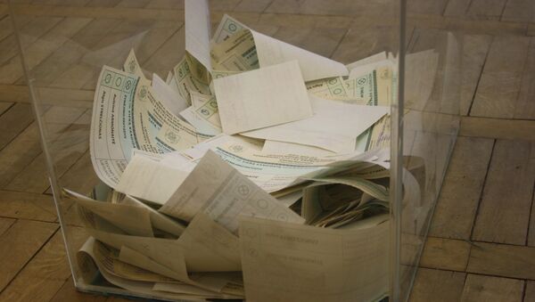 Бюллетени в прозрачной урне для голосования, архивное фото - Sputnik Литва