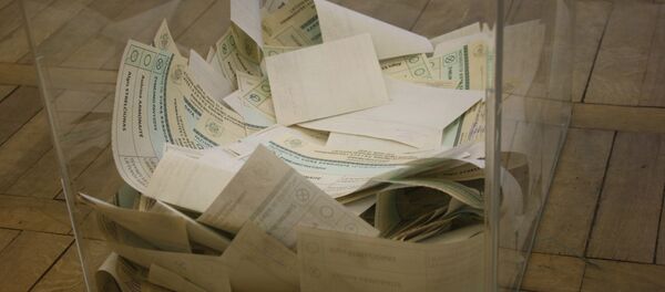 Бюллетени в прозрачной урне для голосования Бюллетени в прозрачной урне для голосования - Sputnik Lietuva