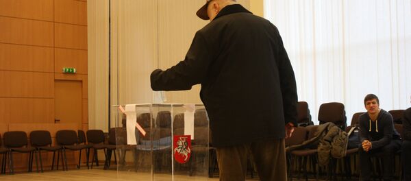 Мужчина опускает бюллетень в урну - Sputnik Литва