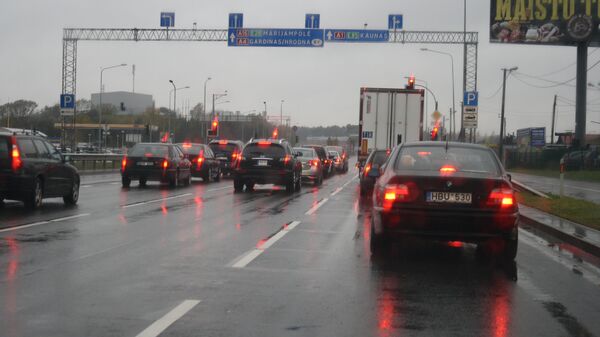 Автомобили на дороге во время дождя - Sputnik Литва