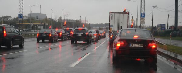 Автомобили на дороге во время дождя - Sputnik Литва