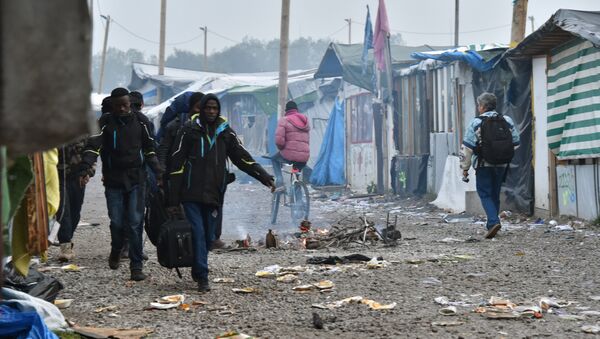 Беженцы покидают лагерь в Кале, Франция - Sputnik Lietuva