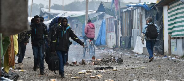 Беженцы покидают лагерь в Кале, Франция Беженцы покидают лагерь в Кале, Франция - Sputnik Lietuva