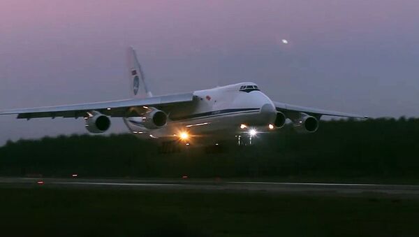 Rusijos gynybos ministerija parodė lėktuvo An-124 skrydį naktį - Sputnik Lietuva