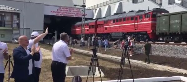 Запуск первых грузовых поездов по Крымскому мосту показали на видео Запуск первых грузовых поездов по Крымскому мосту показали на видео - Sputnik Литва