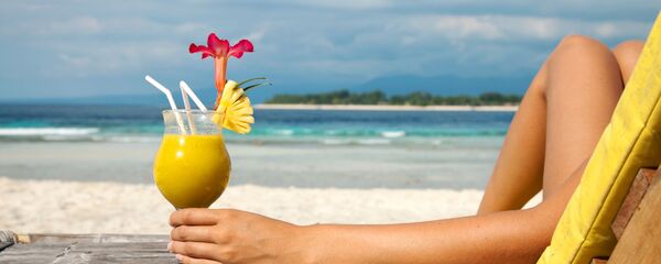 Девушка с коктейлем на пляже - Sputnik Литва