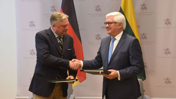 Заместитель министра обороны Литвы Витаутас Умбрасас и посол Германии в Литве Маттиас Сонн подписывают соглашение - Sputnik Литва