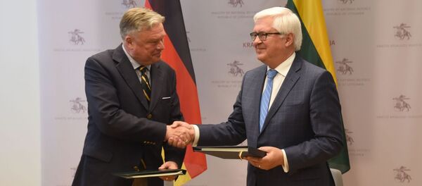 Заместитель министра обороны Литвы Витаутас Умбрасас и посол Германии в Литве Маттиас Сонн подписывают соглашение - Sputnik Литва