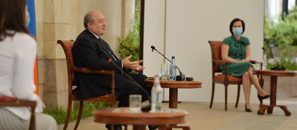 Президент Армении Армен Саркисян принял группу литовских медработников Президент Армении Армен Саркисян принял группу литовских медработников - Sputnik Литва