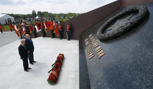 Putinas ir Lukašenka atidarė memorialą sovietų kariui netoli Rževo Putinas ir Lukašenka atidarė memorialą sovietų kariui netoli Rževo - Sputnik Lietuva