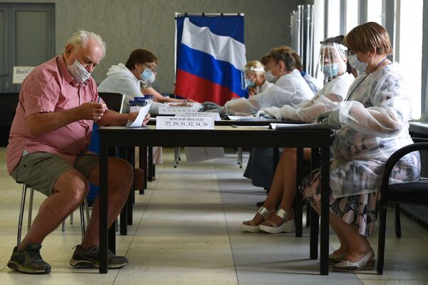 Rusijoje vyksta paskutinis balsavimo dėl Konstitucijos pataisų etapas Rusijoje vyksta paskutinis balsavimo dėl Konstitucijos pataisų etapas - Sputnik Lietuva