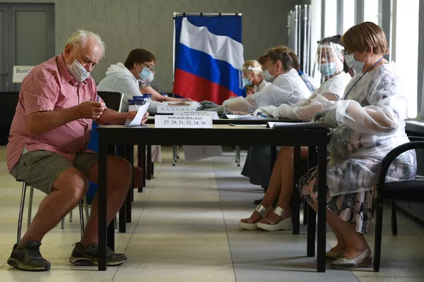 Rusijoje vyksta paskutinis balsavimo dėl Konstitucijos pataisų etapas Rusijoje vyksta paskutinis balsavimo dėl Konstitucijos pataisų etapas - Sputnik Lietuva