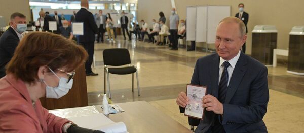 Путин проголосовал по поправкам к Конституции Путин проголосовал по поправкам к Конституции - Sputnik Lietuva