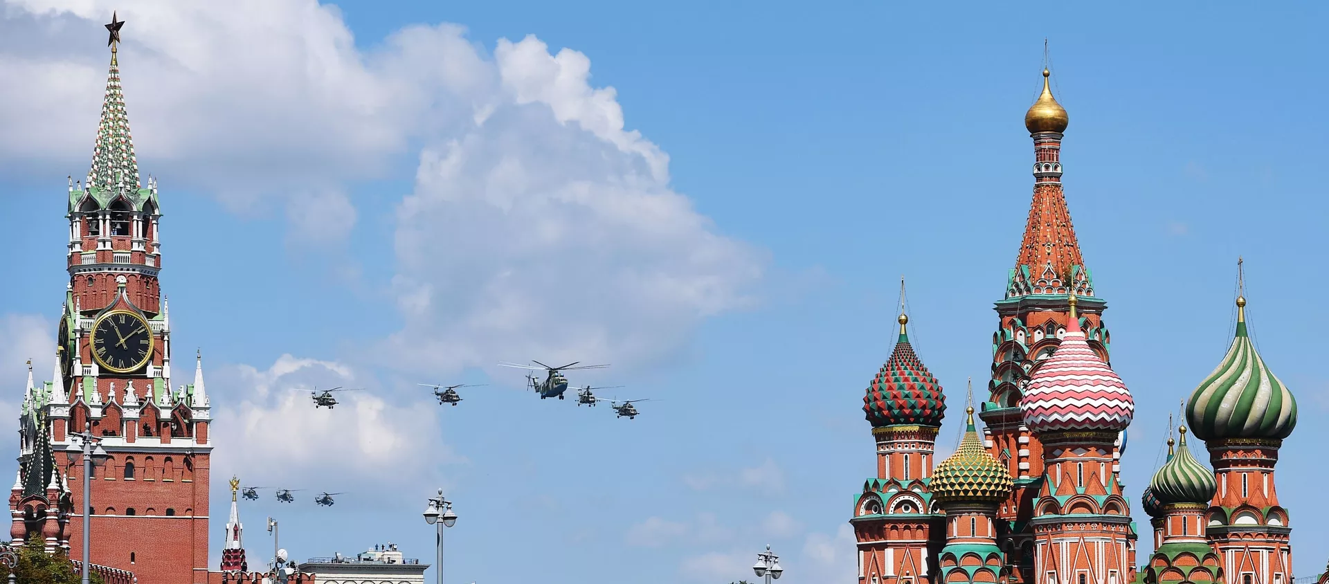 Тяжелый вертолет Ми-26 и многоцелевые вертолеты Ми-8 во время воздушной части военного парада - Sputnik Lietuva, 1920, 26.02.2021